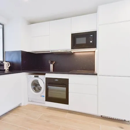 公寓 Renovated 2-br Walking To *