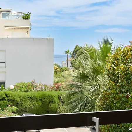 Апартаменты Renovated 2-br Walking To