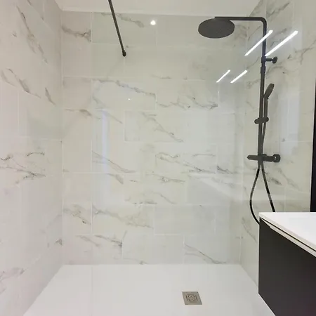 Renovated 2-br Walking To *